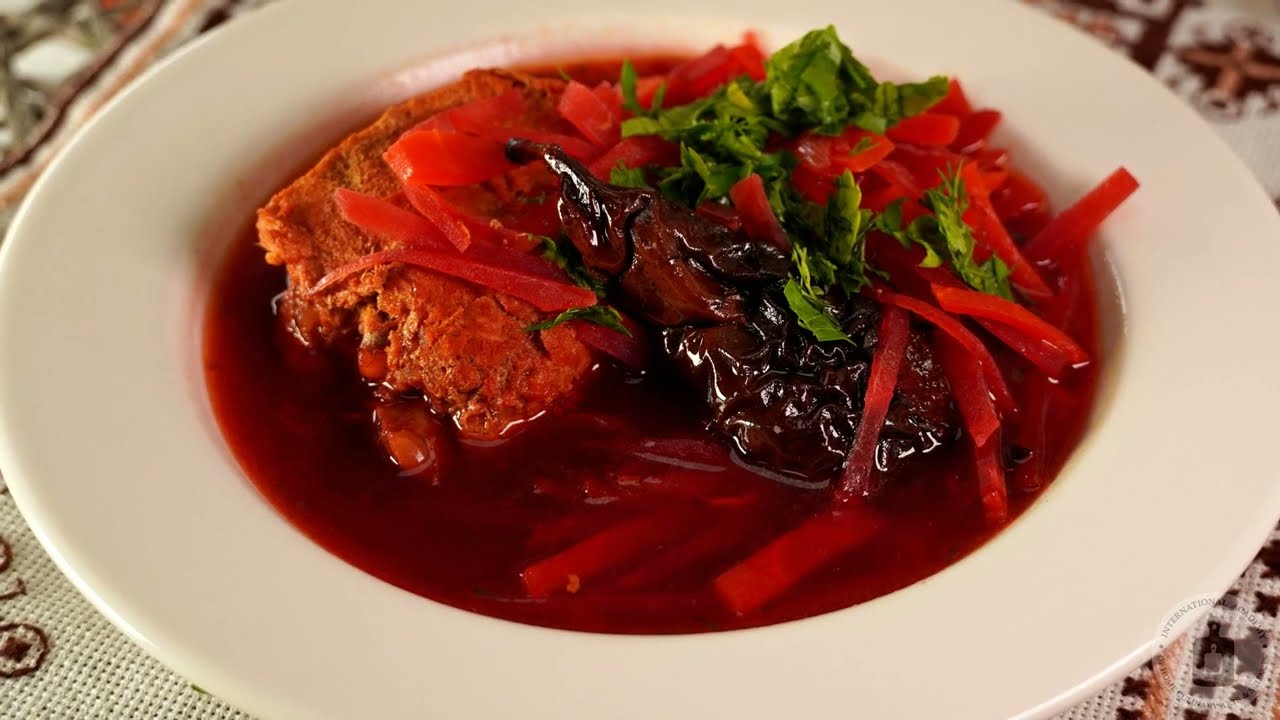 Яркий вид, богатый вкус. БОРЩ НА СВИНЫХ РЁБРАХ С СУШЁНЫМИ ГРУШАМИ, СВЕКОЛЬНЫМ КВАСОМ И ШКВАРКАМИ