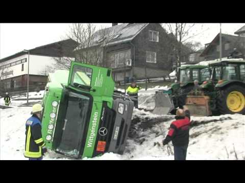 10.01.2011, Bad Berleburg Raumland, L533: Der 47-jÃ¤hrige Fahrer eines Gefahrgut-LKW befuhr am Montagmorgen gegen 08.55 Uhr die L 553 aus Richtung EderbrÃ¼cke kommend in Fahrtrichtung Raumland. Im Bereich des BahnÃ¼bergangs Raumland war die Fahrbahn plÃ¶tzlich eisglatt. Das Heck brach aus, der LKW drehte sich um 180 Grad und stÃ¼rzte eine zwei Meter tiefe BÃ¶schung hinunter, wo er auf der Seite zum liegen kam. Es befanden sich rund 1000 Liter Diesel im Tanklastfahrzeug, diese traten jedoch nicht aus. Der Fahrer blieb unverletzt, am LKW entstand aber ein Gesamtschaden von rund 90.000 Euro. Die Bergung erfolgte mittels eines Krans und zweier Traktoren. Knapp zwei Stunden nach dem Unfall, war die Unfallstelle gerÃ¤umt. Die Feuerwehr Bad Berleburg war mit 14 EinsatzkrÃ¤ften vor Ort. Kamera: Kay-Helge Hercher, Schnitt und Ton: Kai A. Hortmann