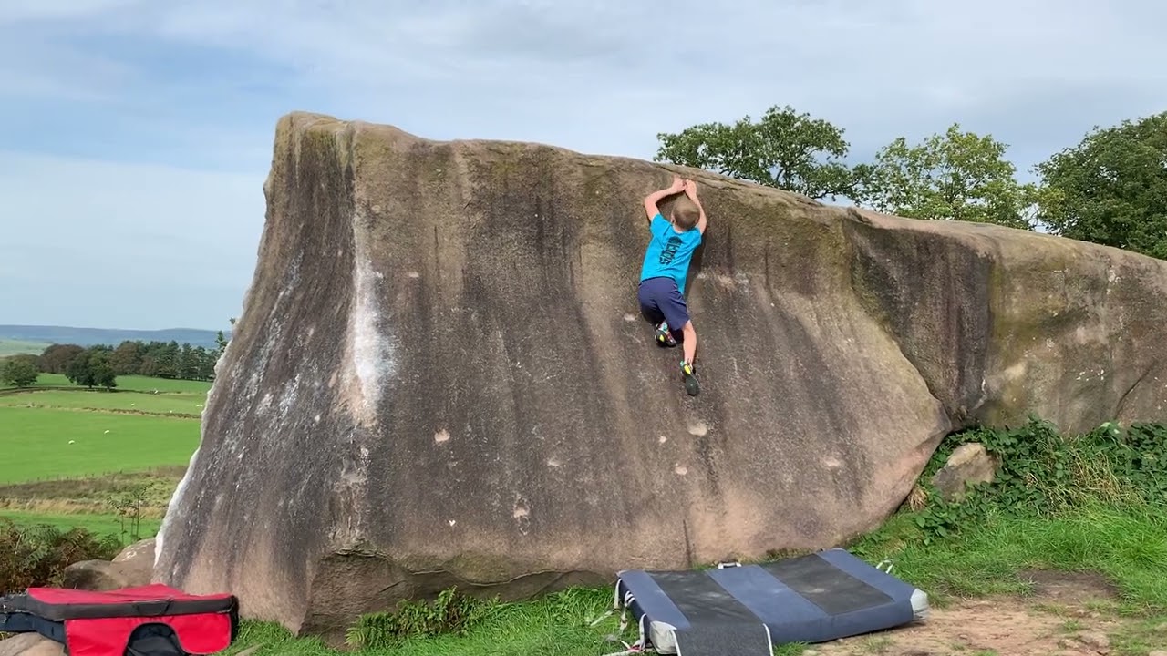 Scoop Slab VB (f2+) - Robin Hood’s Stride - Peak District Bouldering