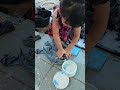 Sena lagi bantu mama sikat celana nya sendiri