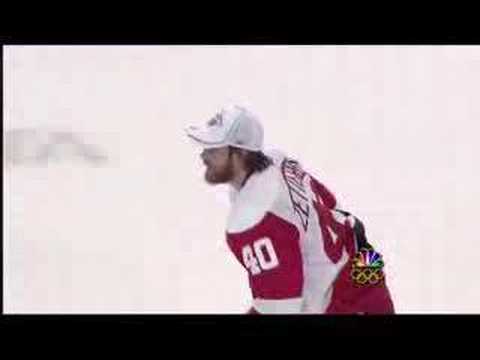 Henrik Zetterberg raises the Conn Smythe