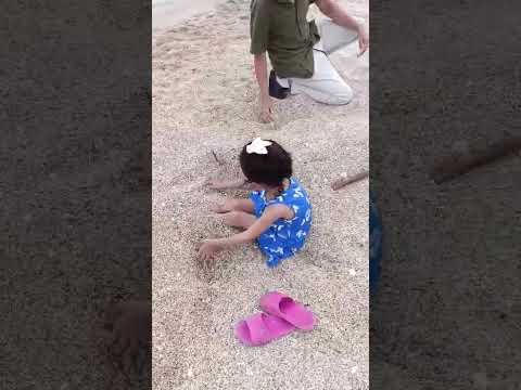 تحدي كم رح يبقى احمد تحت الرمل غمرنا احمد برمل البحر