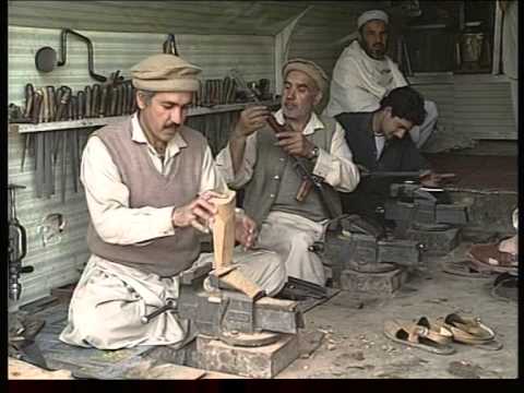 PAKISTAN - ARMS BAZAAR - 1990 (Landikotal) - Silk Road - İpek Yolu - TURKUAZ Documentary 10/24