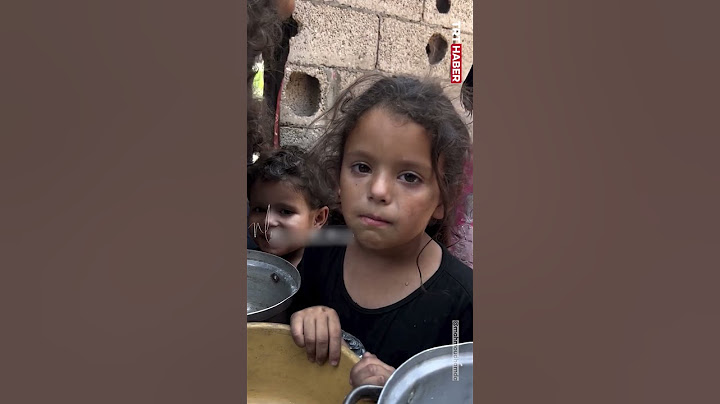 Katil İsrail’in ablukası altındaki Gazze’de çocuklar, hayatta kalmak için kapların dibini sıyırıyor