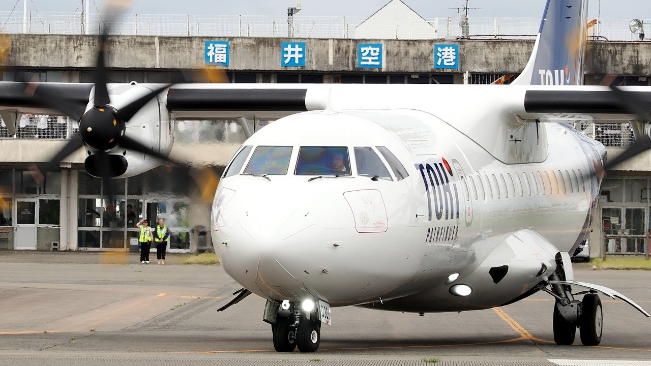 tarokiti3260　2点おまとめ☆ 福井空港からトキが飛び立つ Toki Air ATR ATR-42-600 JA03QQ - YouTube