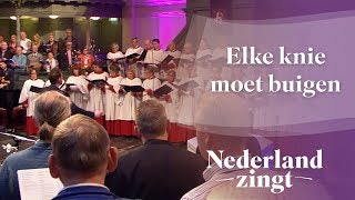 Video thumbnail of "Elke knie moet buigen - Nederland Zingt"