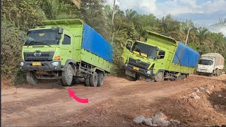 The Most Difficult Situation! Truck Driver Performs Dangerous Scenes to Get Away