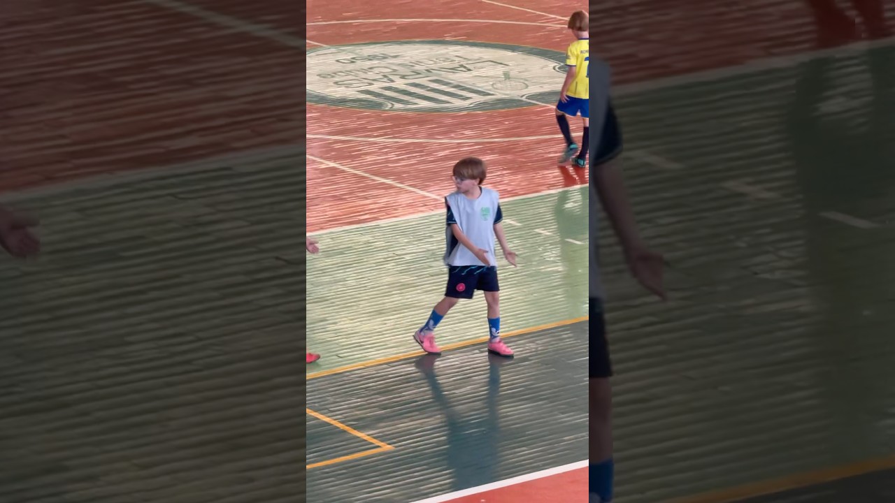 NINGUÉM TOCA A BOLA PRO MEU IRMÃOZINHO NO FUTEBOL! 😢