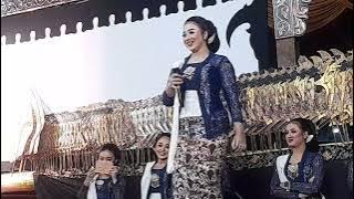 Sri Huning, Niken Salindri