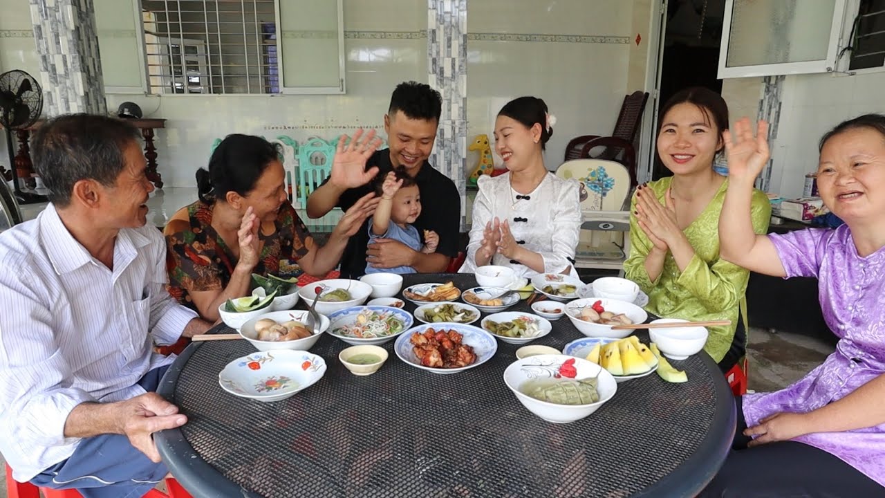 V440. Gia đình ăn bữa cơm cuối năm đơn giản mà ấm áp