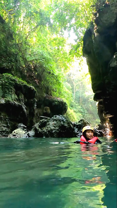 Berenang menyusuri alur sungai untuk menikmati keindahan alam di Wisata Green Canyon Pangandaran