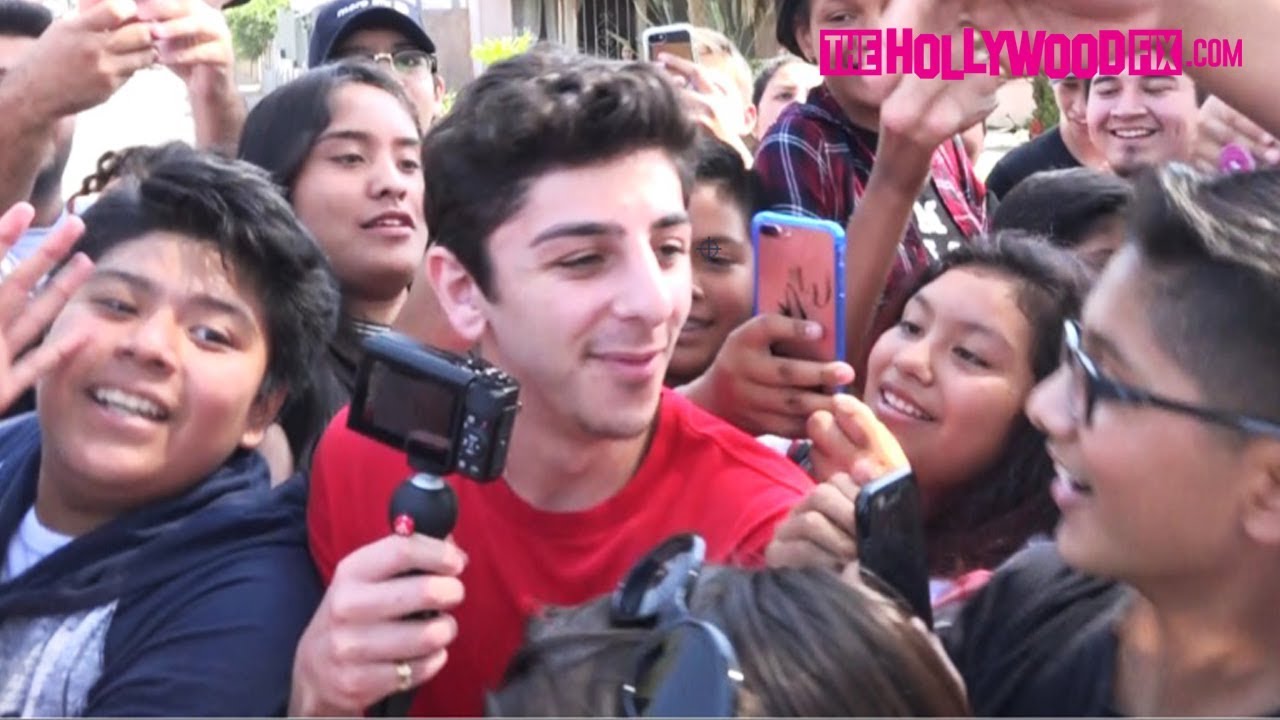 Faze Rug Is Mobbed By Fans While Arriving To CloutGang's Loose Change ...