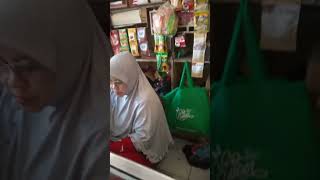 ibu ibu montok lagi menjaga warung nya