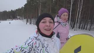 Учусь кататься на сноуборде. ГЛК Уктус. Лес и горы прямо в городе Екатеринбург.
