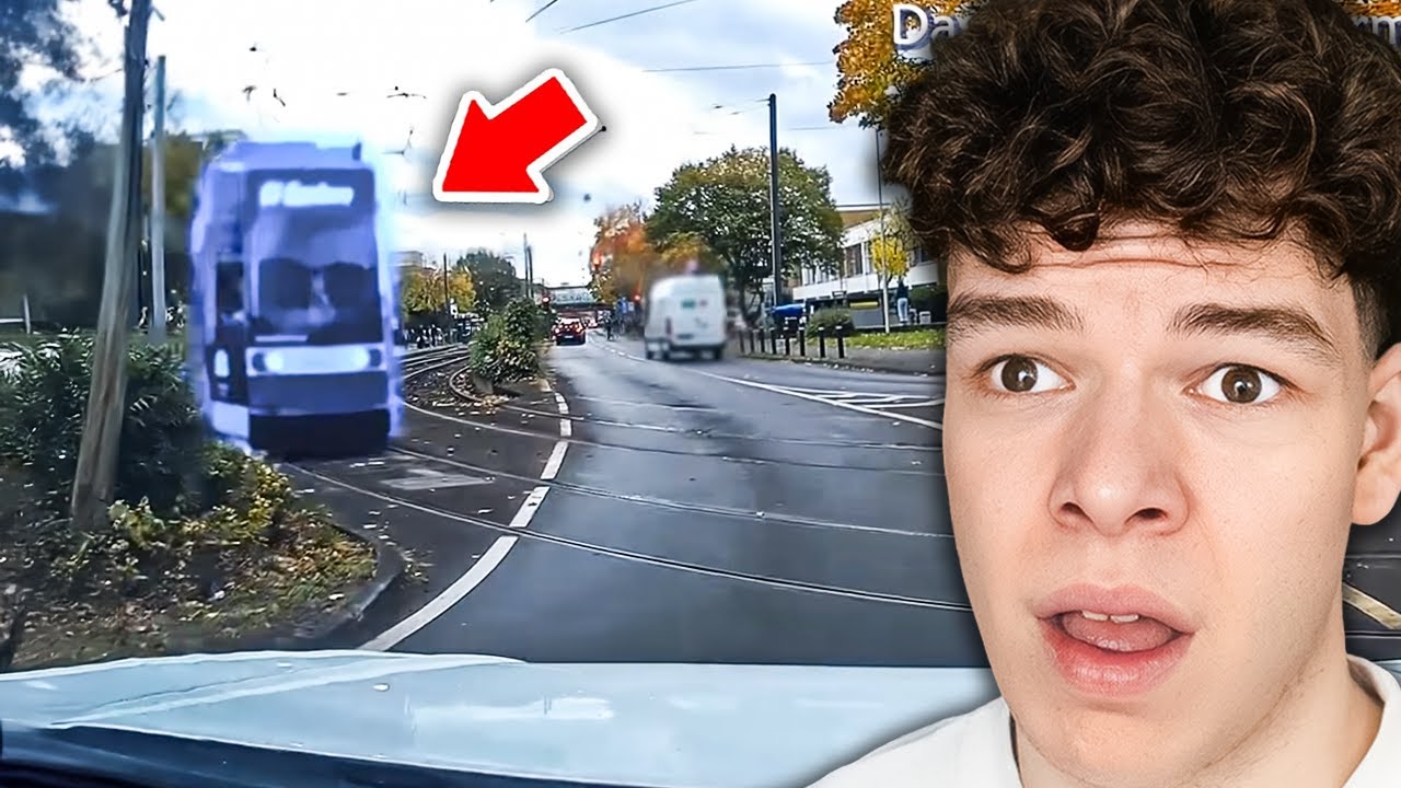 Auto Crasht in eine Straßen-Bahn… (Dashcam Reaction)