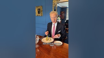 Waarom zou je informeel een peer eten als je er ook formeel een kunt eten? #eetgelegenheid #etiqu...