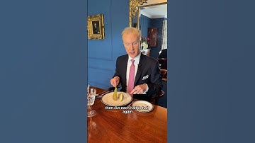 Waarom zou je informeel een peer eten als je er ook formeel een kunt eten? #eetgelegenheid #etiqu...