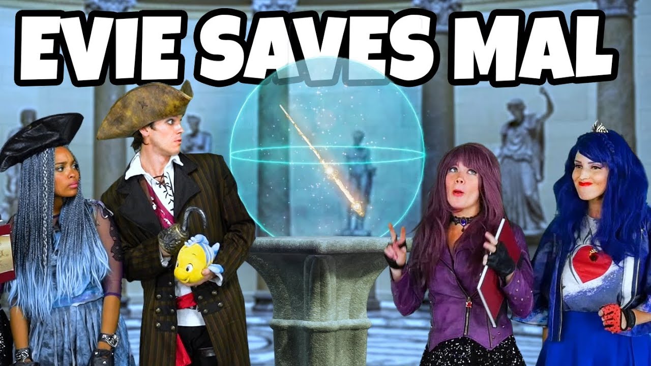 evie descendientes 3 DESCENDANTS EVIE SAVES MAL FROM UMA. (Totally TV)
