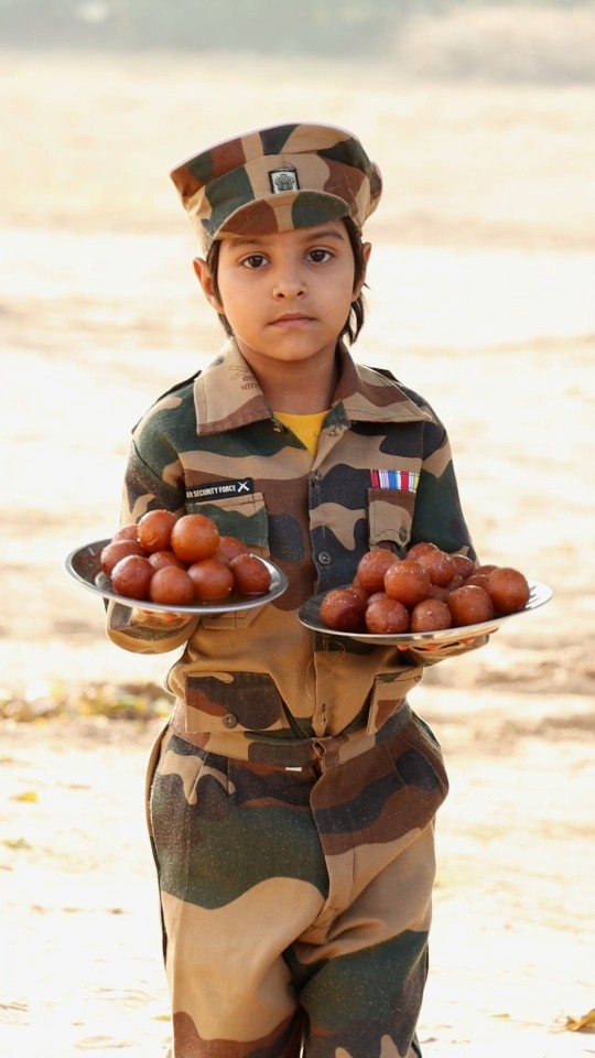 Mansi ne Sabhi ko Gulab jamun khilaya ?? #shorts #army #sweet #papa