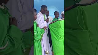 Shemazi Wa jibo La Mbulu Alipokua akisoma Injili Takatifu kwenye Misa ya Dekania ya Sanu