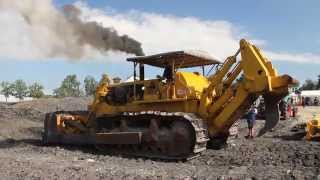 Caterpillar CAT D8 starting and pushing