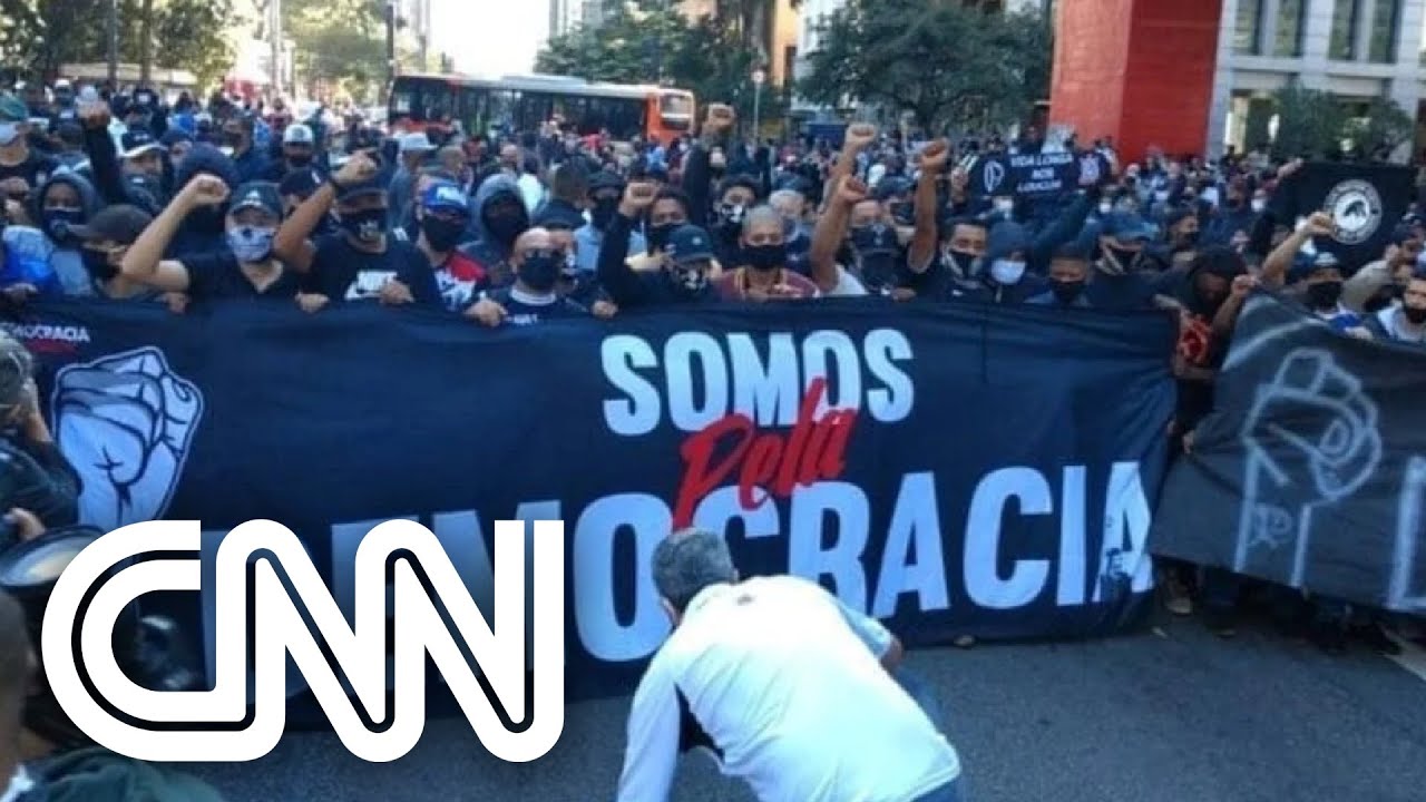 Torcedores participam de manifestação pró-democracia em SP