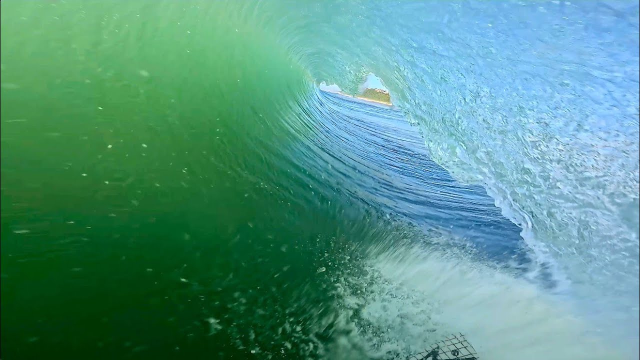 Одиночное погружение на песчаную косу, вид от первого лица во время серфинга.