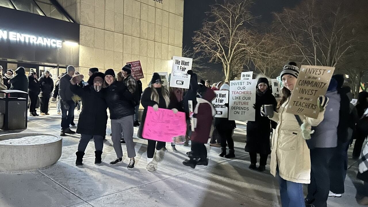 Сотни людей вышли на митинг, поскольку учителя Рокфорда усиливают борьбу за заключение контракта ...