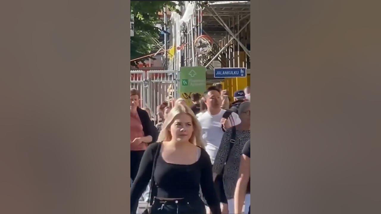 Красивая девушка на прогулке - YouTube