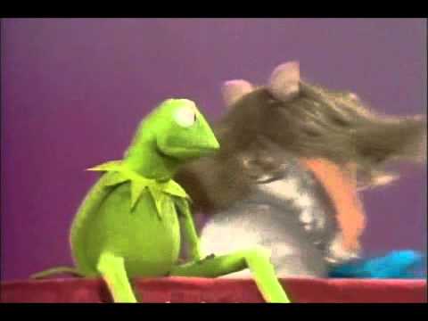 Miss Piggy hits kermit