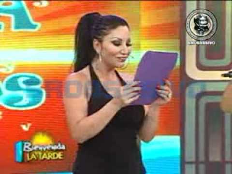 Paola Ruiz en sexy jeans apretados