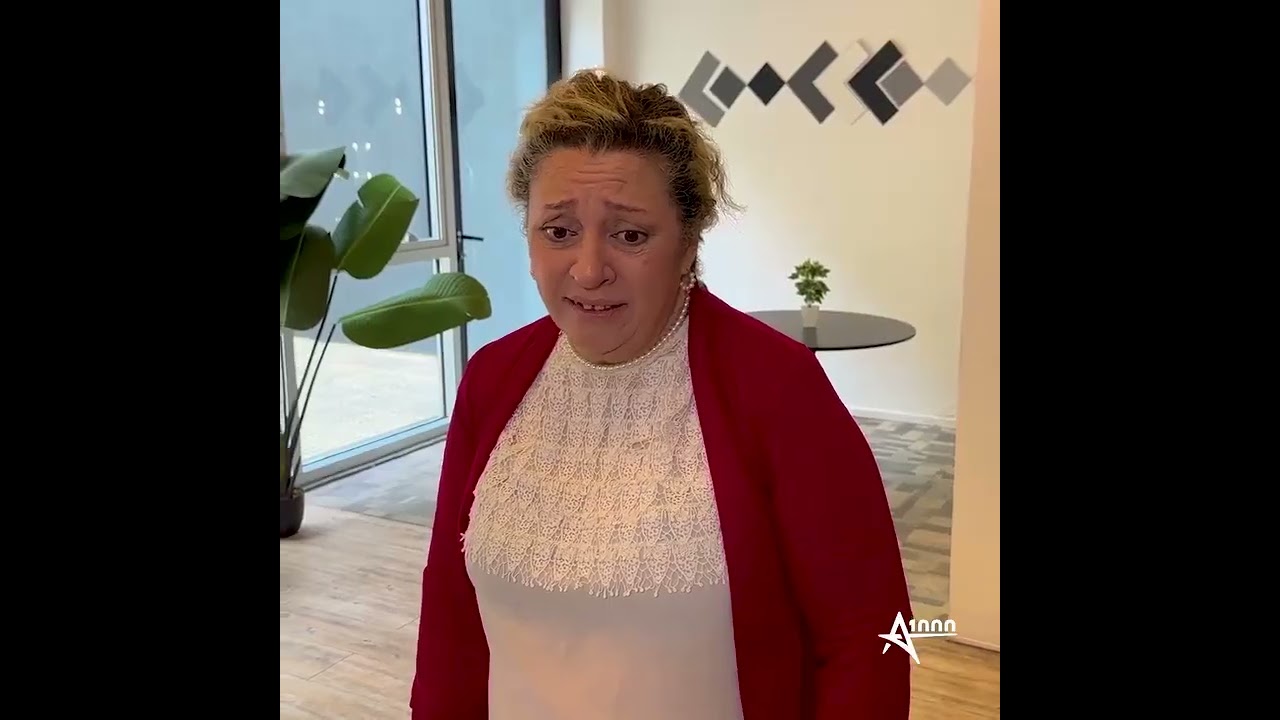 Una niña hambrienta busca leche para saciar su hambre y la de su hermano