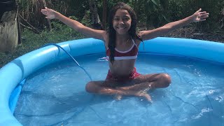 Tomando Banho De Piscina