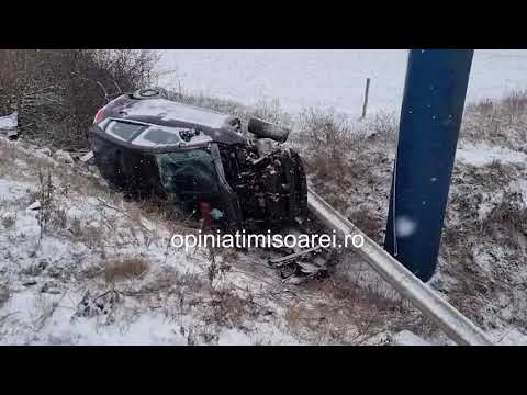 Accident la iesire din Timisoara. O masina a zburat de pe sosea si s-a izbit de un stalp