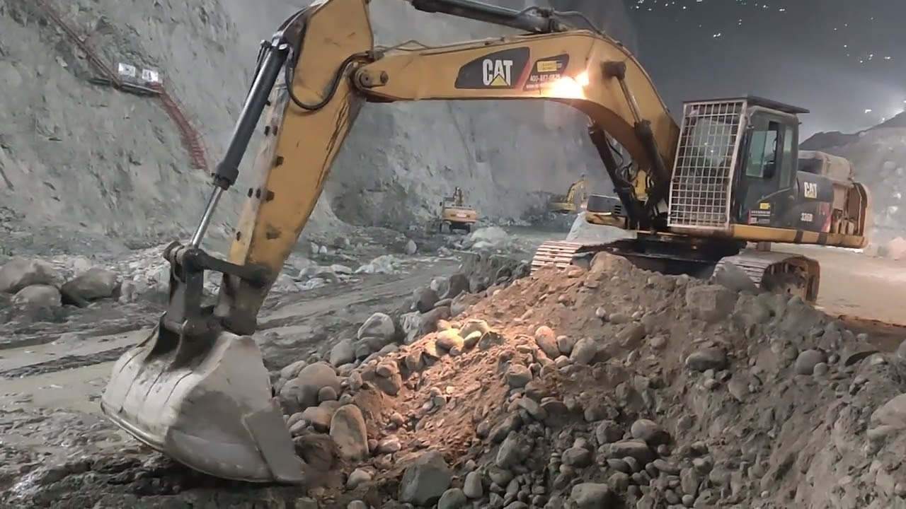 #chaterpiller³³⁶ D²L Exveater Earth mining Active At Workout moments #Heavy Truck wheels loading 