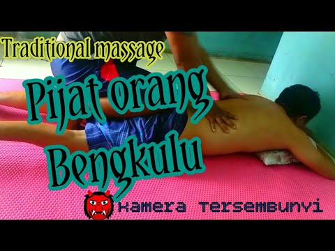 #Pijaturuttradisional #pijatcimande #ASMRmassagetechnique Massage and scrape therapy