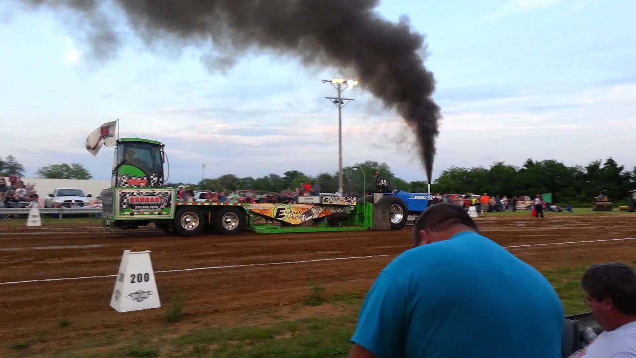 Cole Camp Missouri tractor and truck pulls 2013(10) YouTube