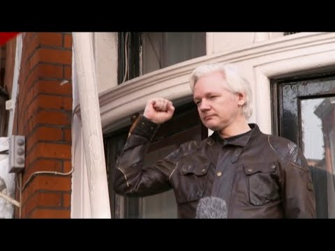 Video: Var Gömmer Sig Assange