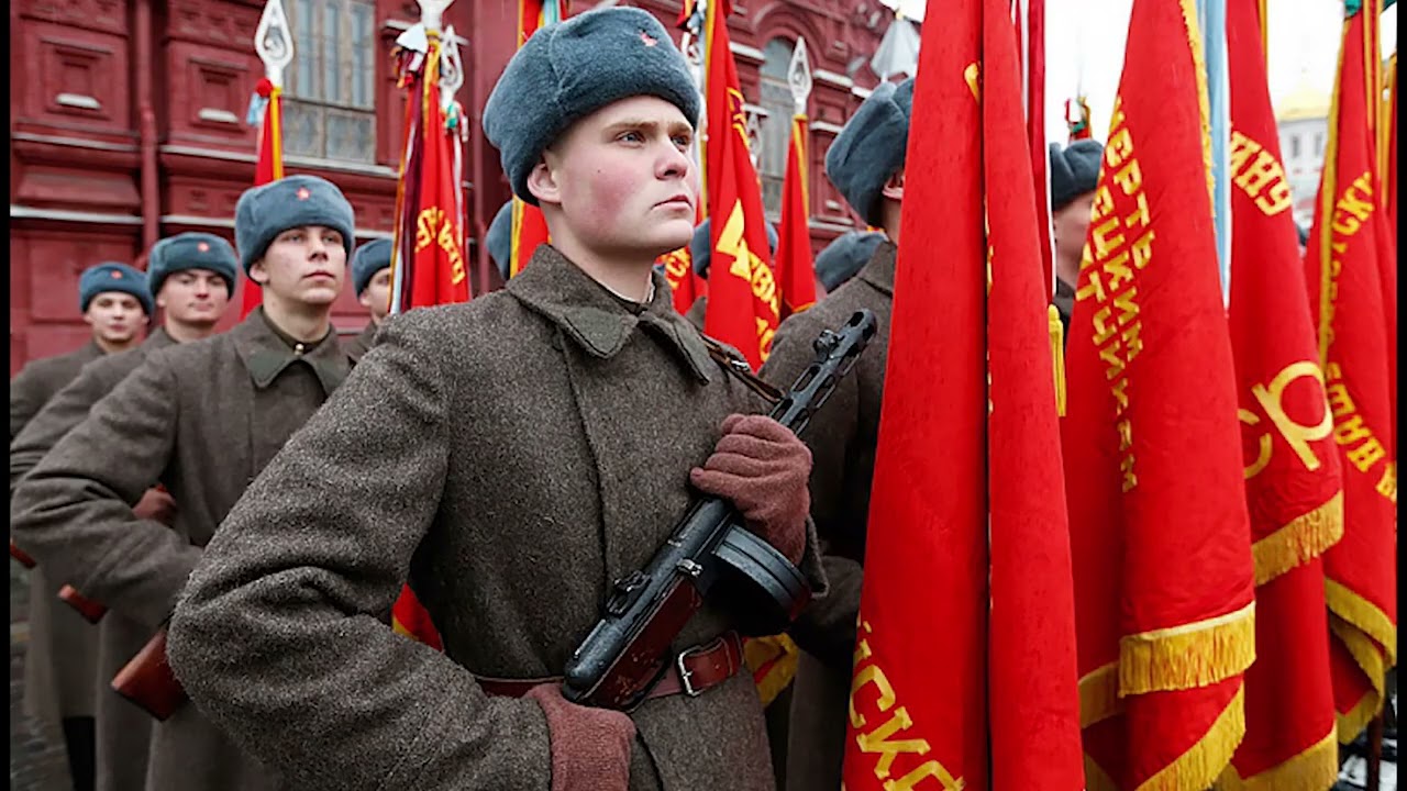 Работа 7 ноября. Советские солдаты на параде. Красная армия. Парад красной армии. Солдат с красным знаменем.