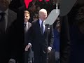 ABD Başkanı Biden bu kez de var olmayan sandalyeye oturmaya çalıştı