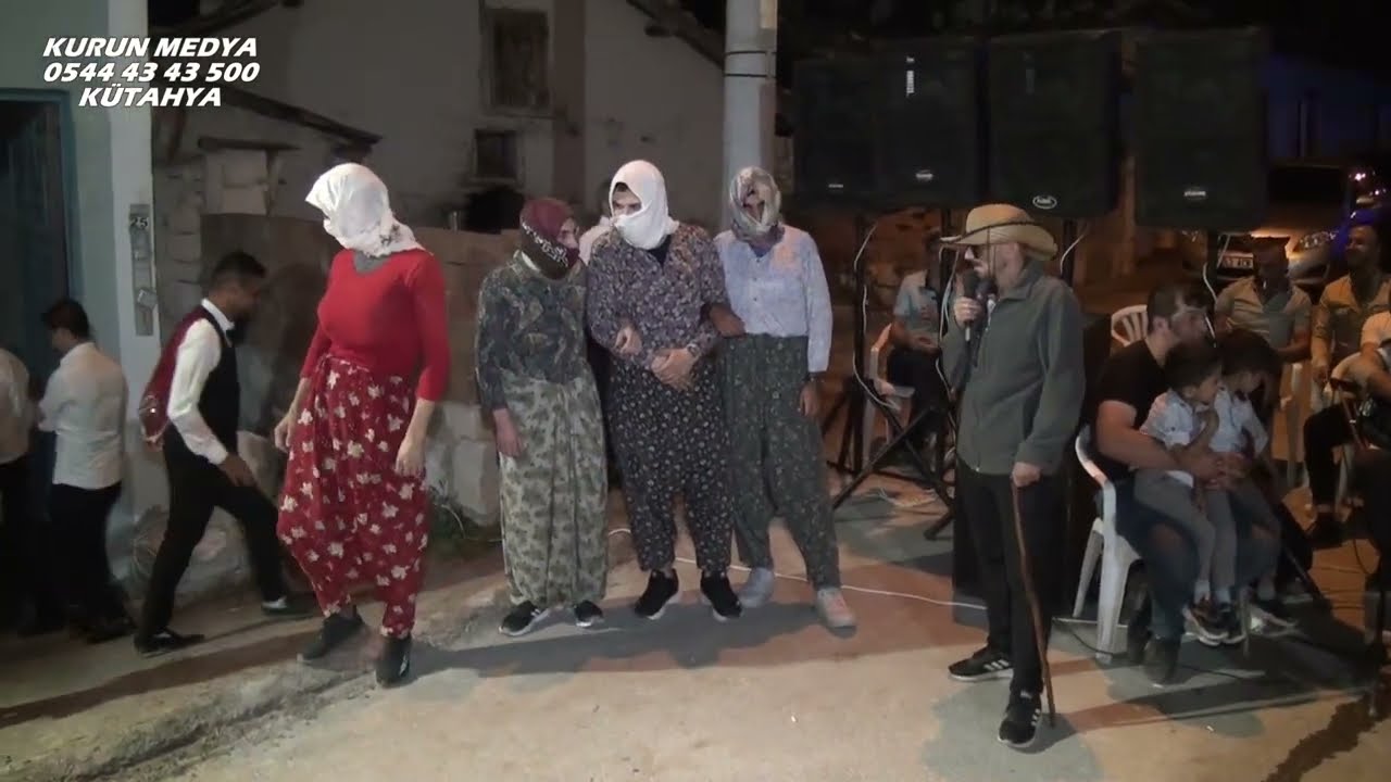 KIRMIZI ŞALVARLI YERİNDE DURAMİYOR