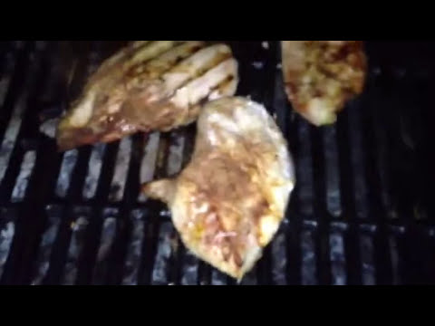 Como grelhar frango desossado seios com a seco Rub
