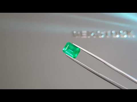 Vivid green emerald in octagon cut 1.50 ct, Colombia Video  № 1