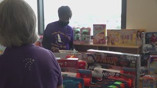 Pediatric cancer patients receive presents for Christmas
