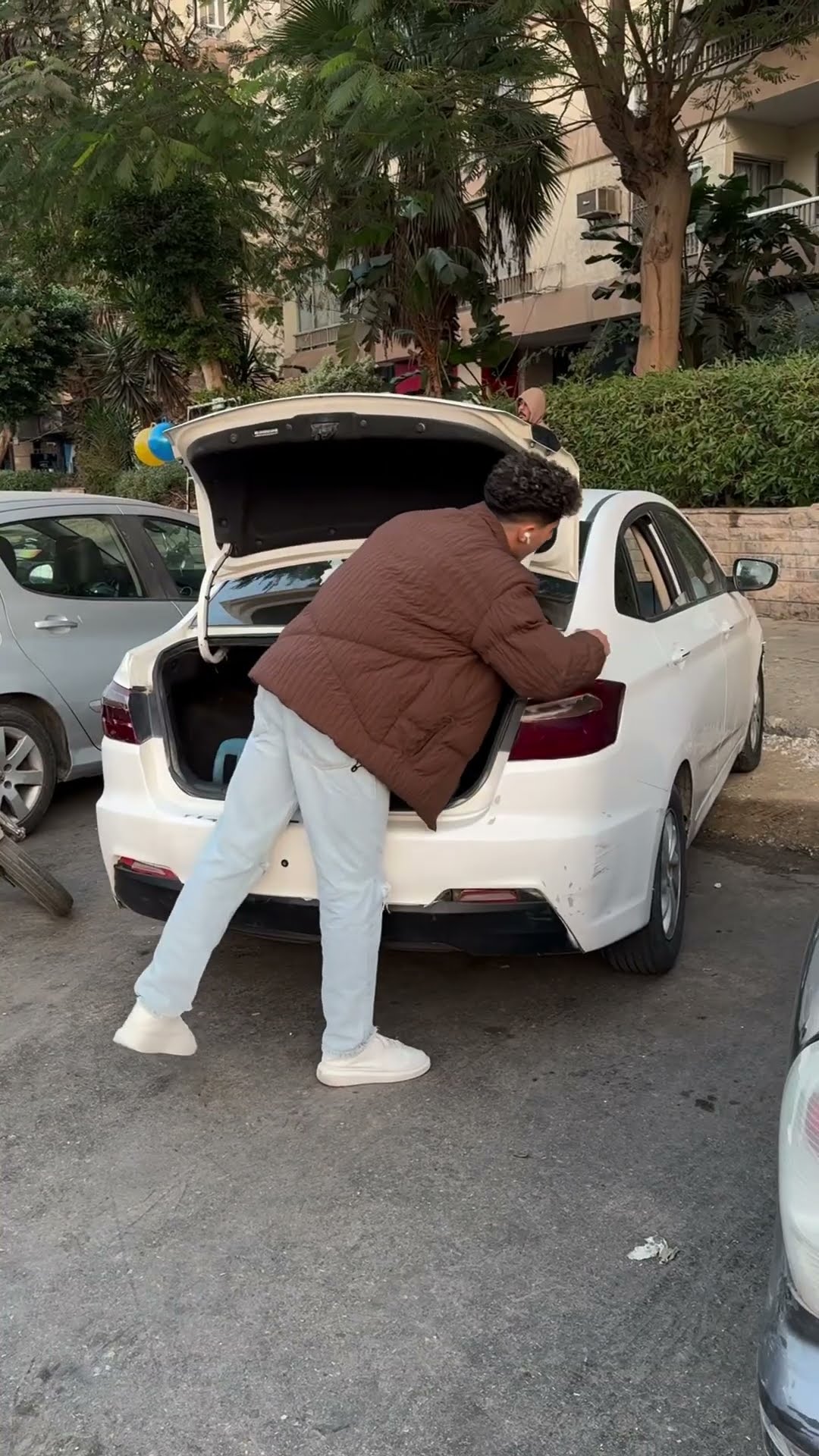 وقع على ظهره في وسط الشارع كلو ???