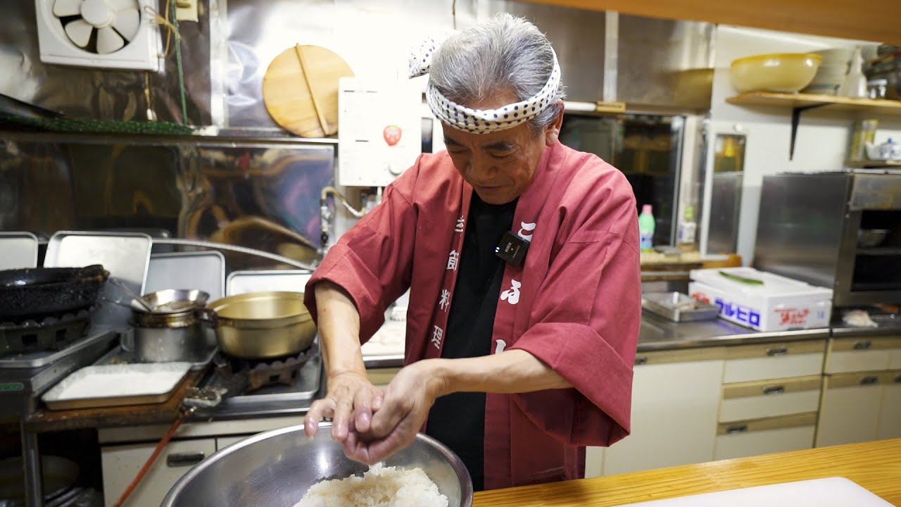 【実食】職人が作るイカの握りとイカの刺身を食す。