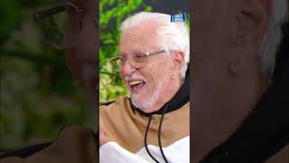 O homem é o único que repete o mesmo erro? 😅 #apraçaénossa
Toda quinta-feira é dia (ou noite, né!?) de A Praça é Nossa. Então, você já sabe que Carlos Alberto de Nóbrega e um time de humoristas da mais alta qualidade chegam com tudo nas telinhas do SBT com a missão de fazer você e o Cazalbé darem as melhores gargalhadas!
# Sobre o programa
A Praça É Nossa surgiu com Manoel de Nóbrega (1913-1976), que, de férias, vislumbrou esse sucesso, que há três décadas, cativa o público brasileiro.
Atualmente apresentado por Carlos Alberto de Nóbrega, o humorístico reúne os personagens mais queridos da TV.
Paulinho Gogó, João Plenário, Porpetone, Sangue, Chico da Tiana, entre outros, formam uma verdadeira seleção de craques do humor para fazer sua rotina muito mais divertida.
Inscreva-se no canal: https://www.youtube.com/user/SBTAPracaENossa
Siga nossa página no Instagram: https://www.instagram.com/apracaenossasbt/
E para mais informações sobre o programa, acesse: http://www.sbt.com.br/apracaenossa/ O homem é o único que repete o mesmo erro? 😅 #apraçaénossa