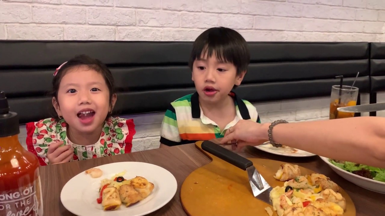 THƯỞNG THỨC MÓN PIZZA CÙNG RIO & VANI NHÉ !!