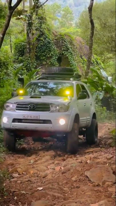 Toyota fortuner si kebo putih di jalan berbatu #fortuner #toyotafortuner #offroad