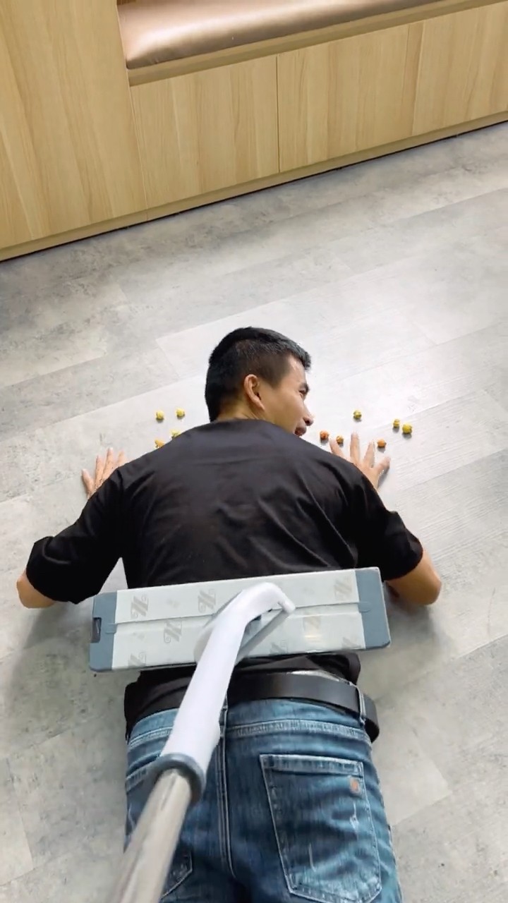 Su Hao comedy: mops the floor with me ??